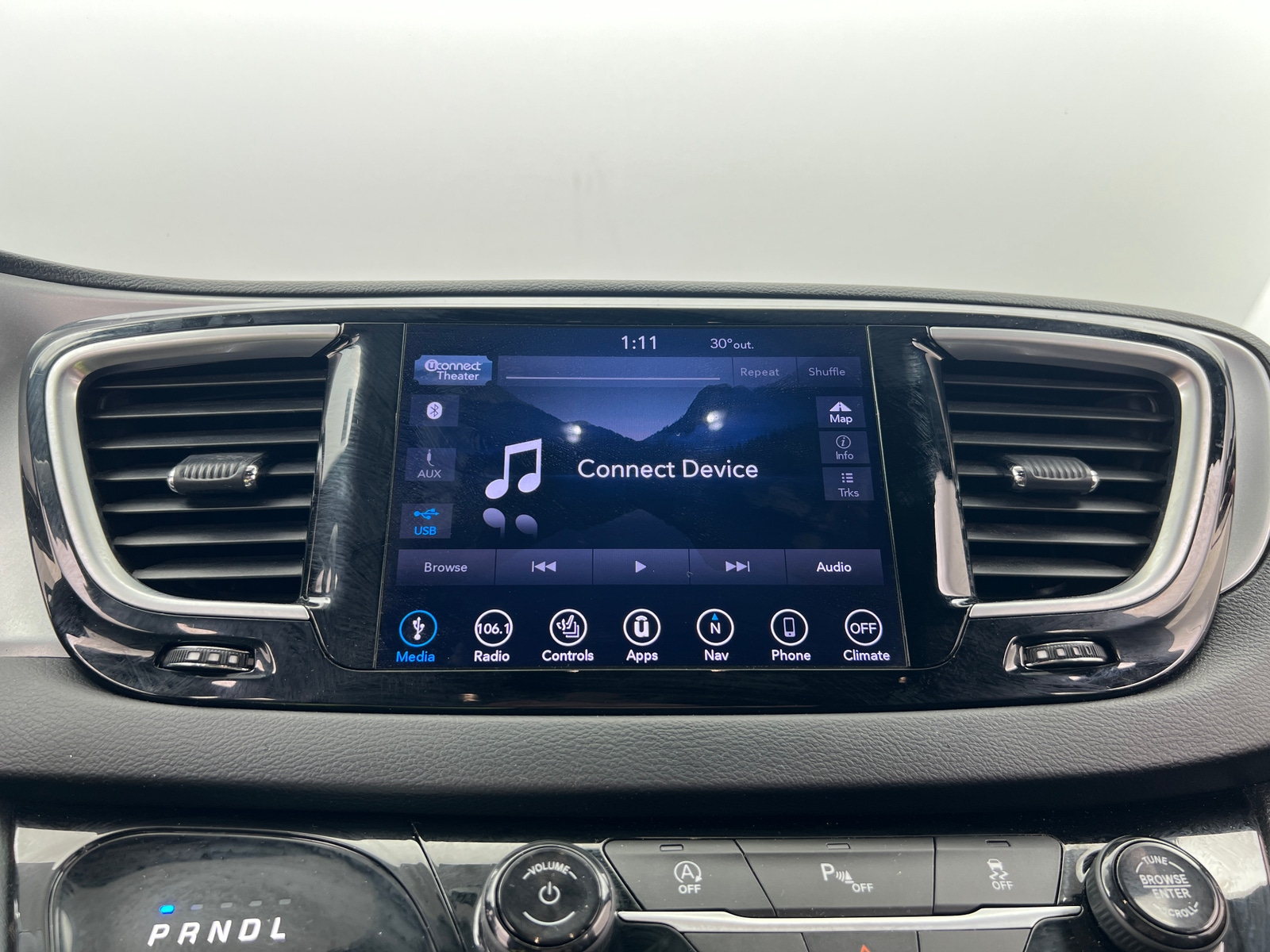 Thumbnail: 2018 Chrysler Pacifica - 3