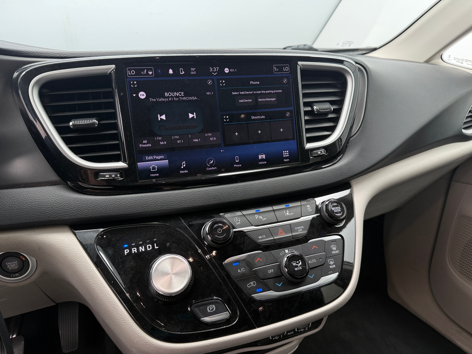 Thumbnail: 2024 Chrysler Pacifica - 3