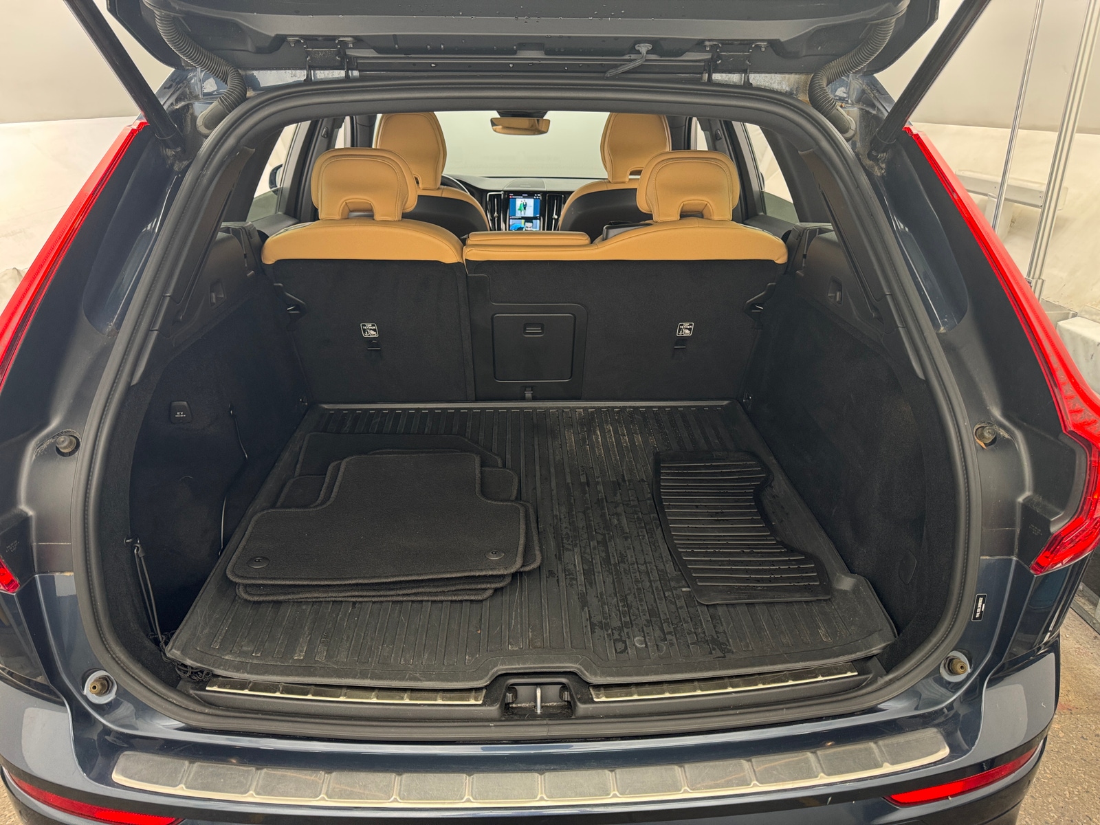 Thumbnail: 2022 Volvo XC60 - 6