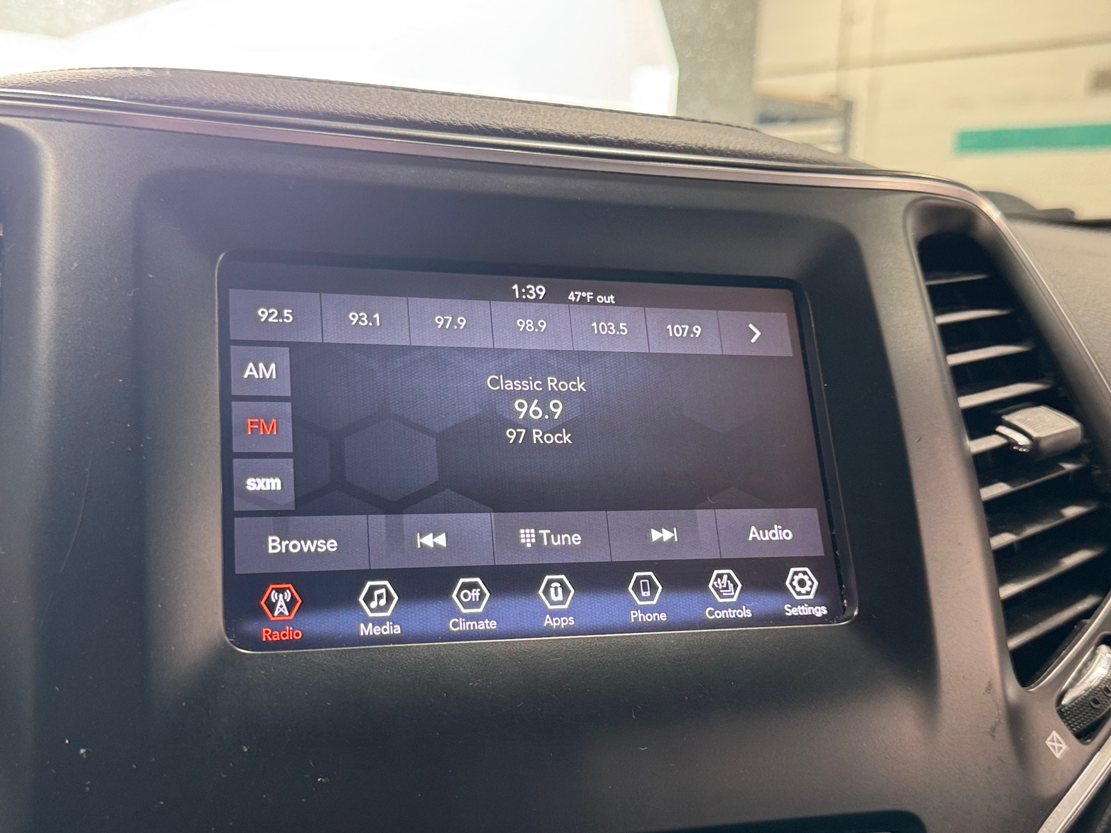 Thumbnail: 2019 Jeep Cherokee - 3