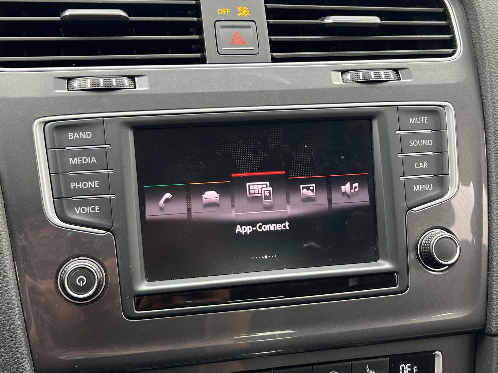 Thumbnail: 2016 Volkswagen e-Golf - 4