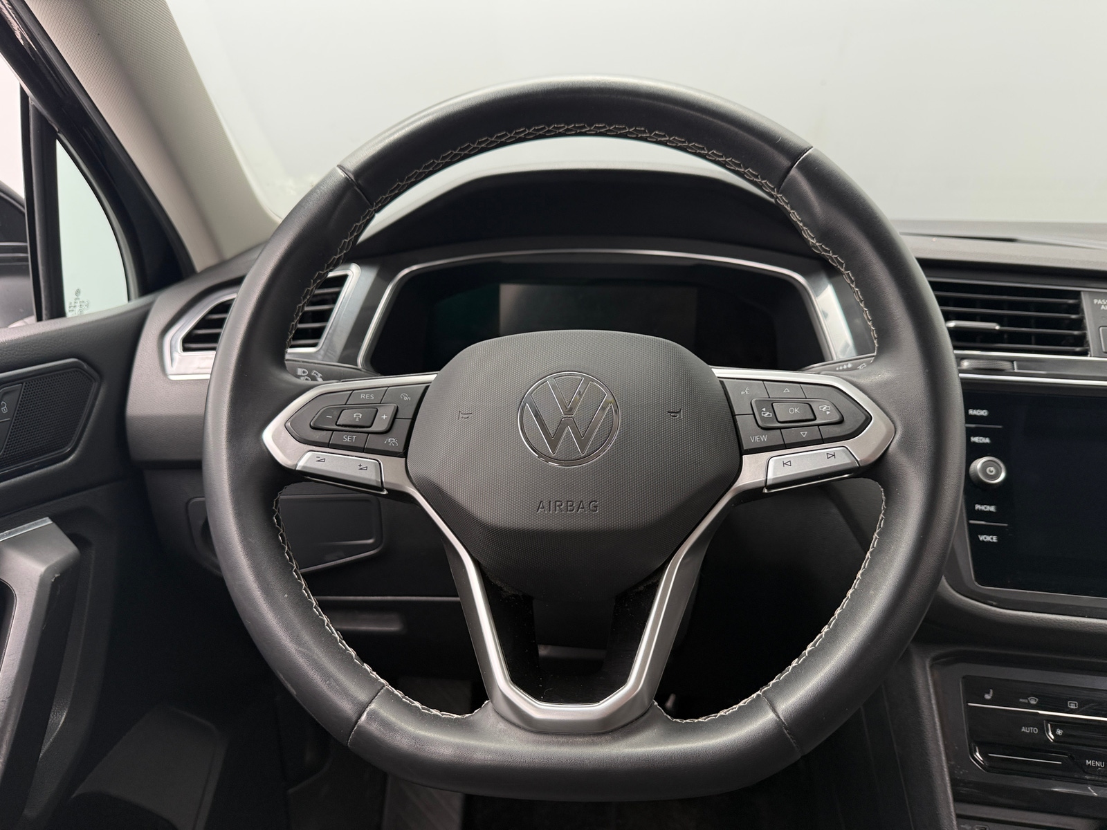 Thumbnail: 2023 Volkswagen Tiguan - 4