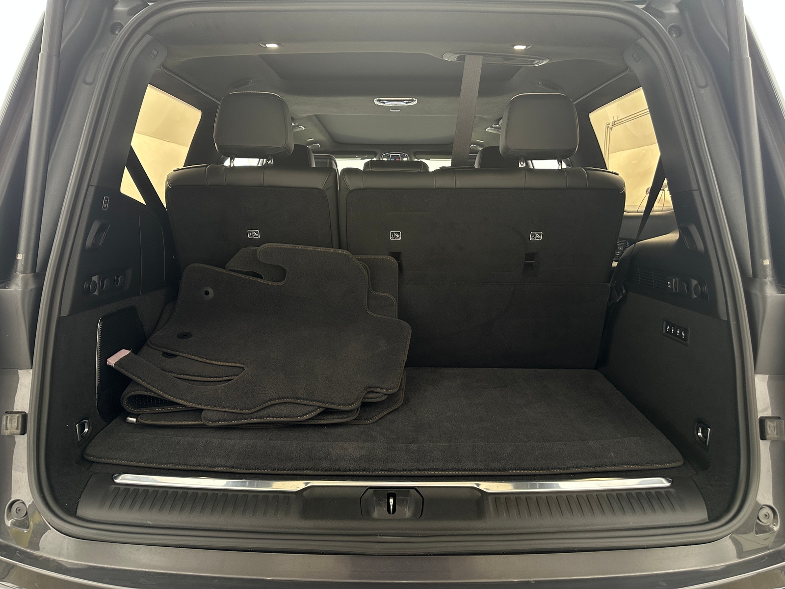 Thumbnail: 2022 Jeep Grand Wagoneer - 6