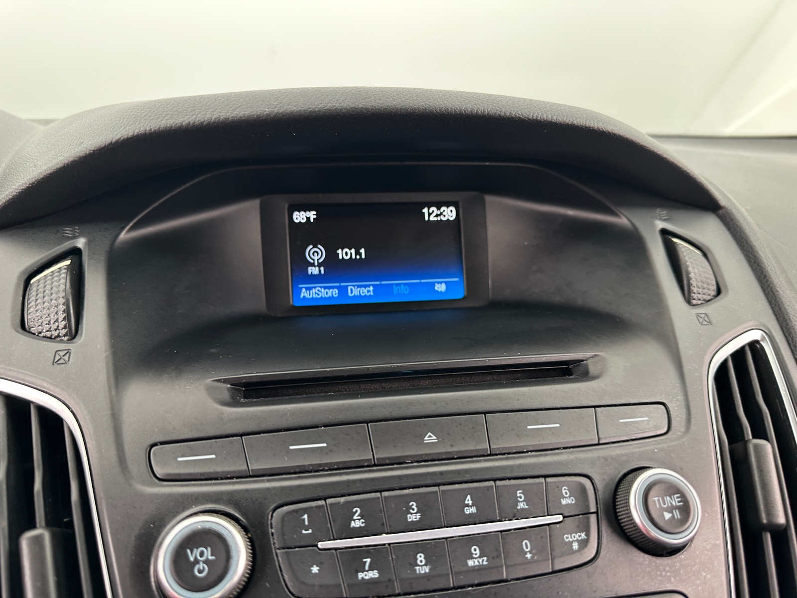 Thumbnail: 2015 Ford Focus - 4