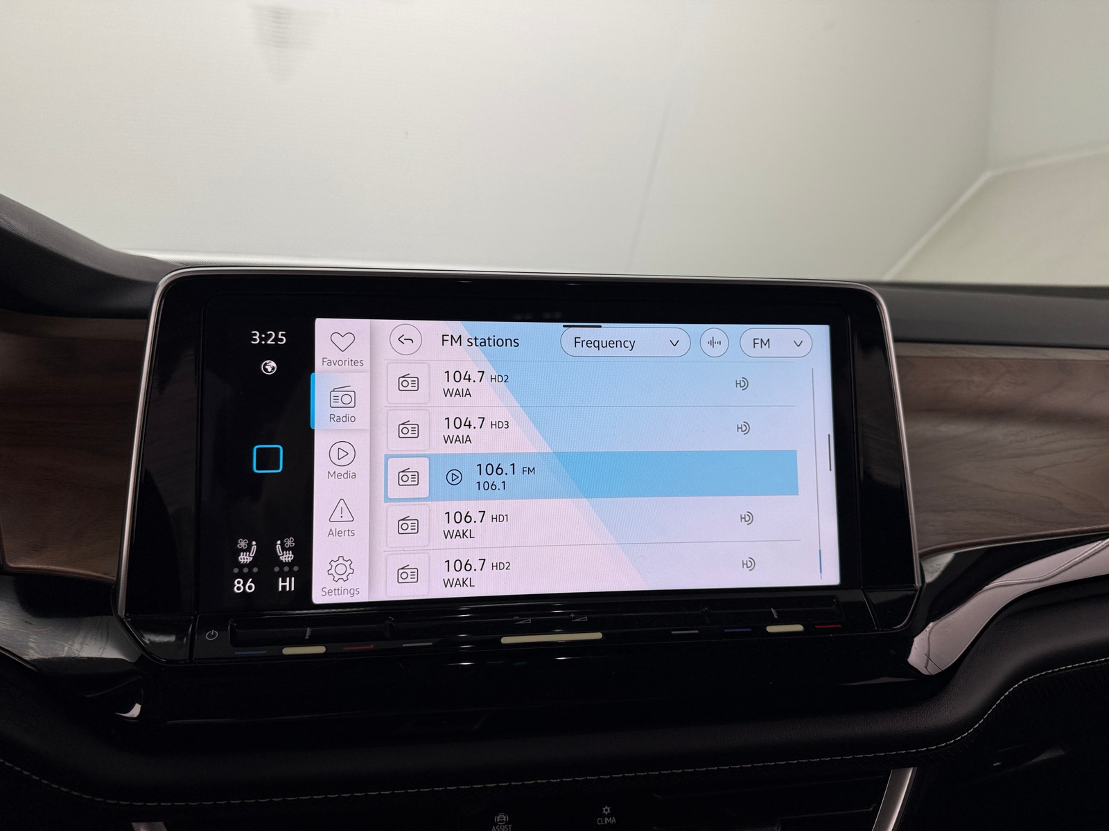 Thumbnail: 2024 Volkswagen Atlas - 3