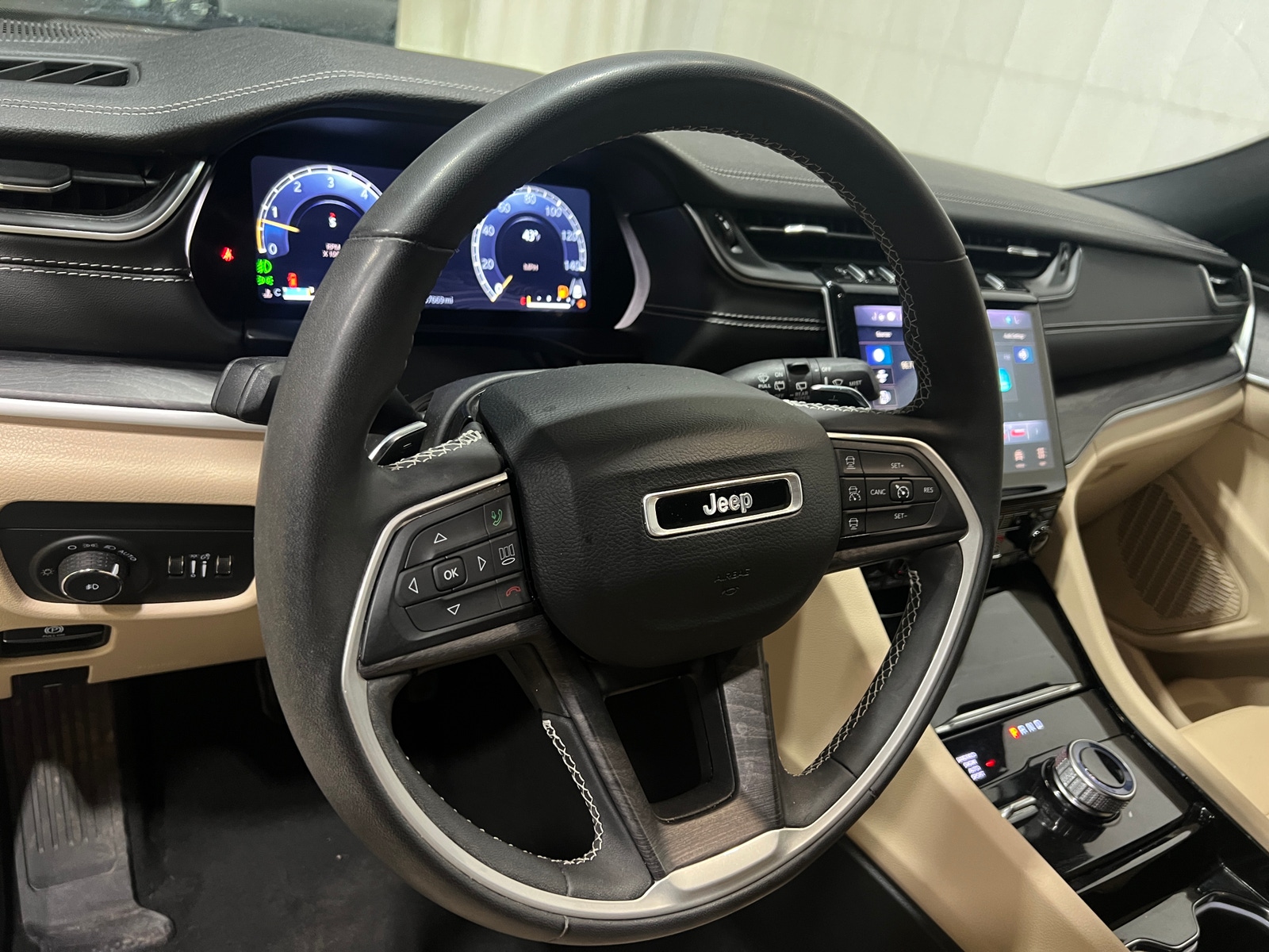 Thumbnail: 2023 Jeep Grand Cherokee L - 4