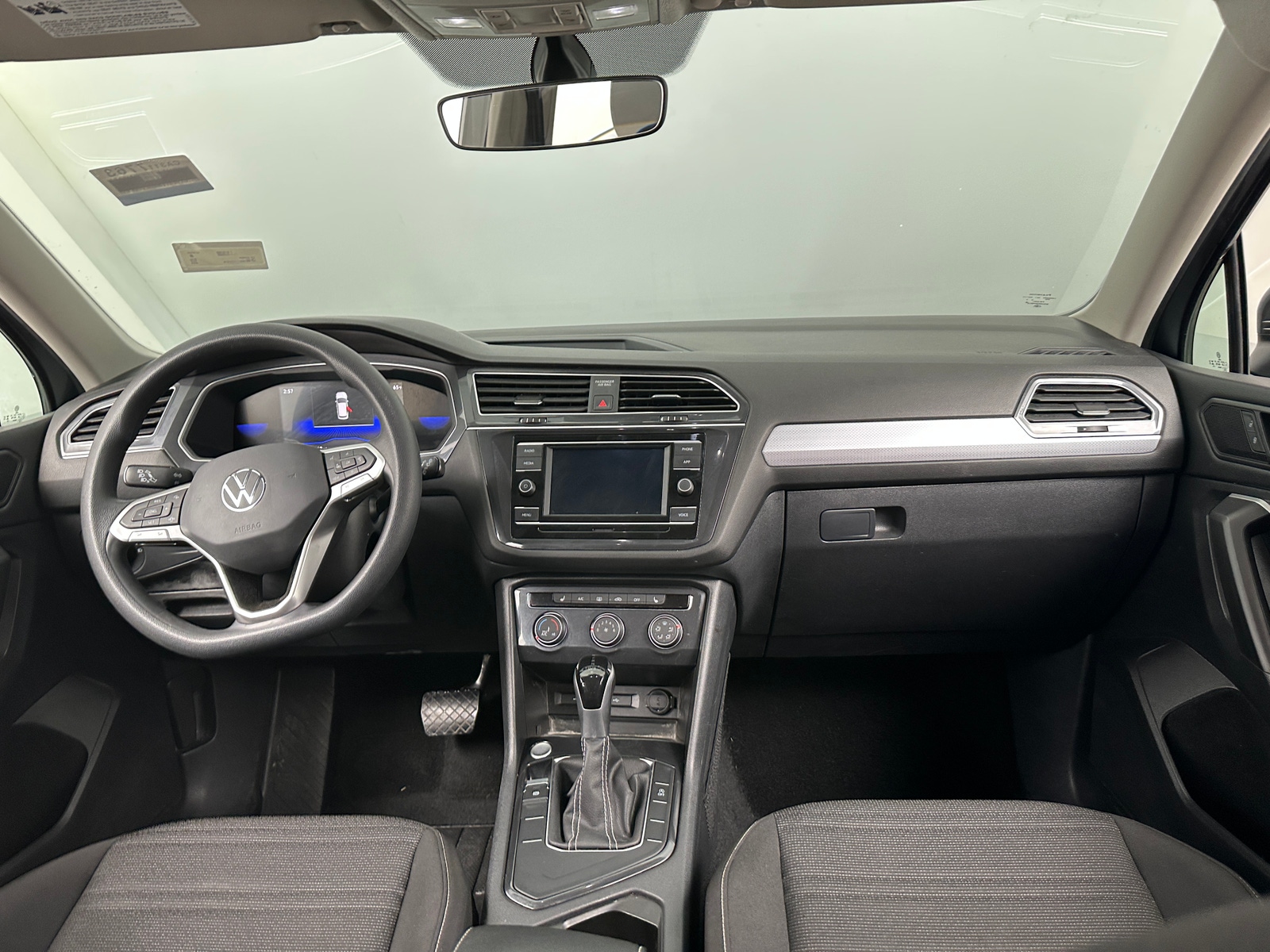Thumbnail: 2023 Volkswagen Tiguan - 3