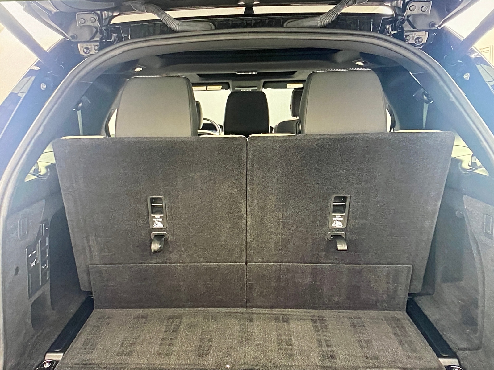 Thumbnail: 2023 Land Rover Discovery - 7