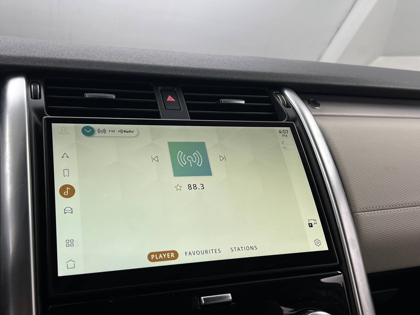 Thumbnail: 2023 Land Rover Discovery - 4