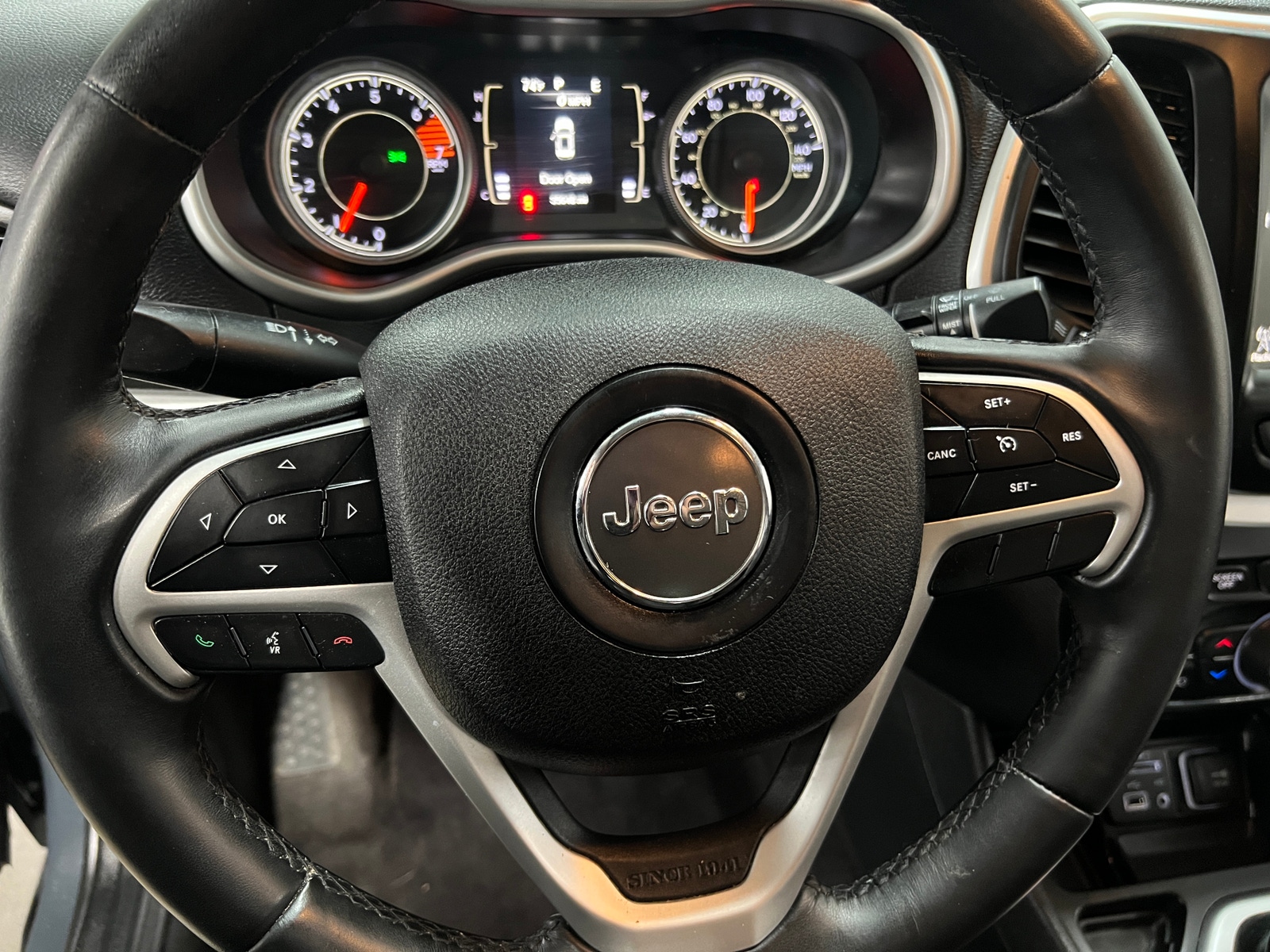 Thumbnail: 2018 Jeep Cherokee - 5