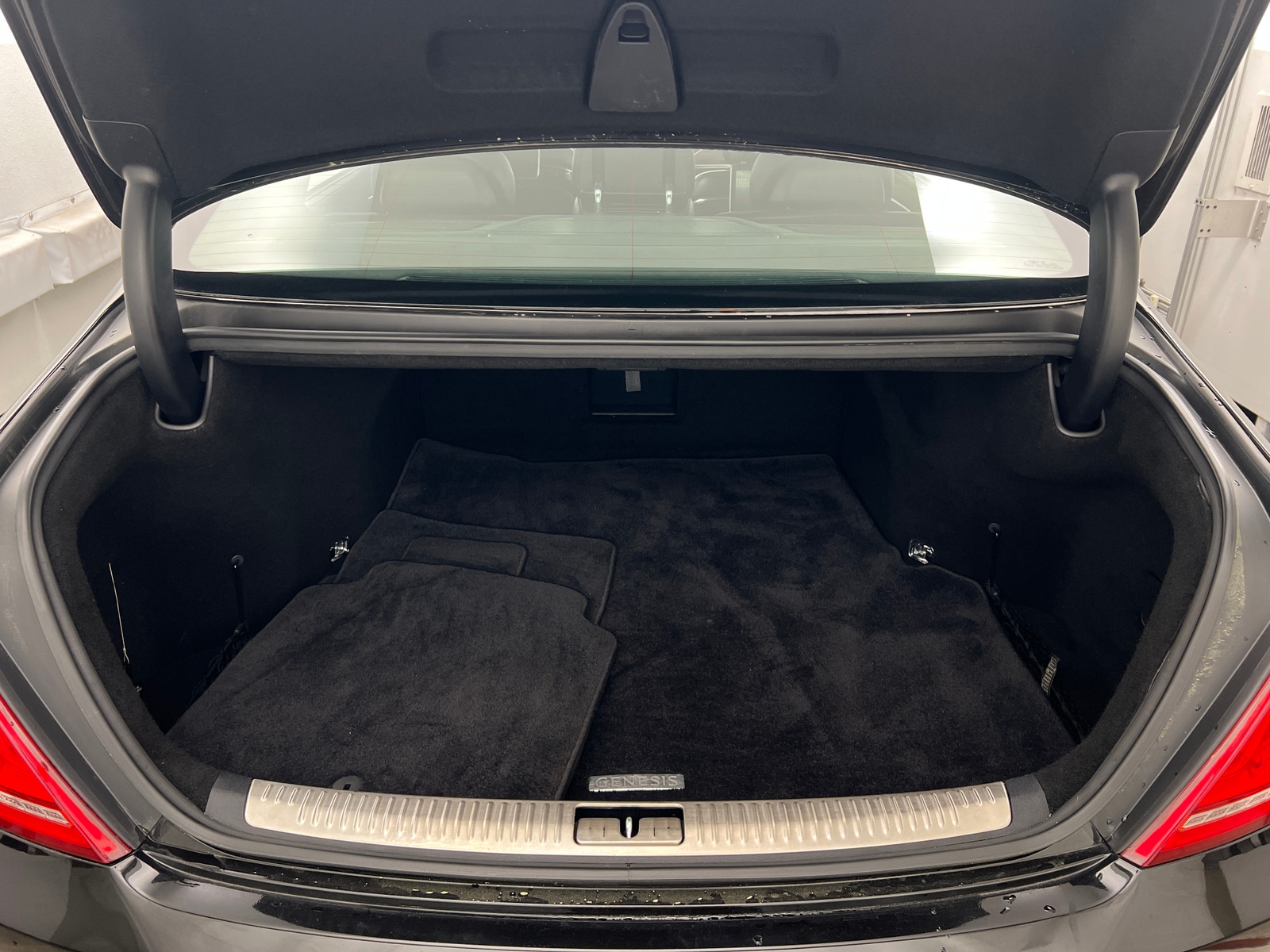 Thumbnail: 2018 Genesis G90 - 6