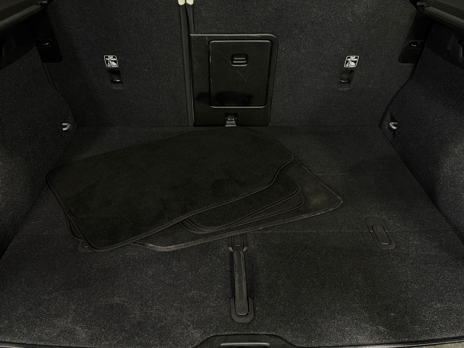 Thumbnail: 2024 Volvo XC40 - 6