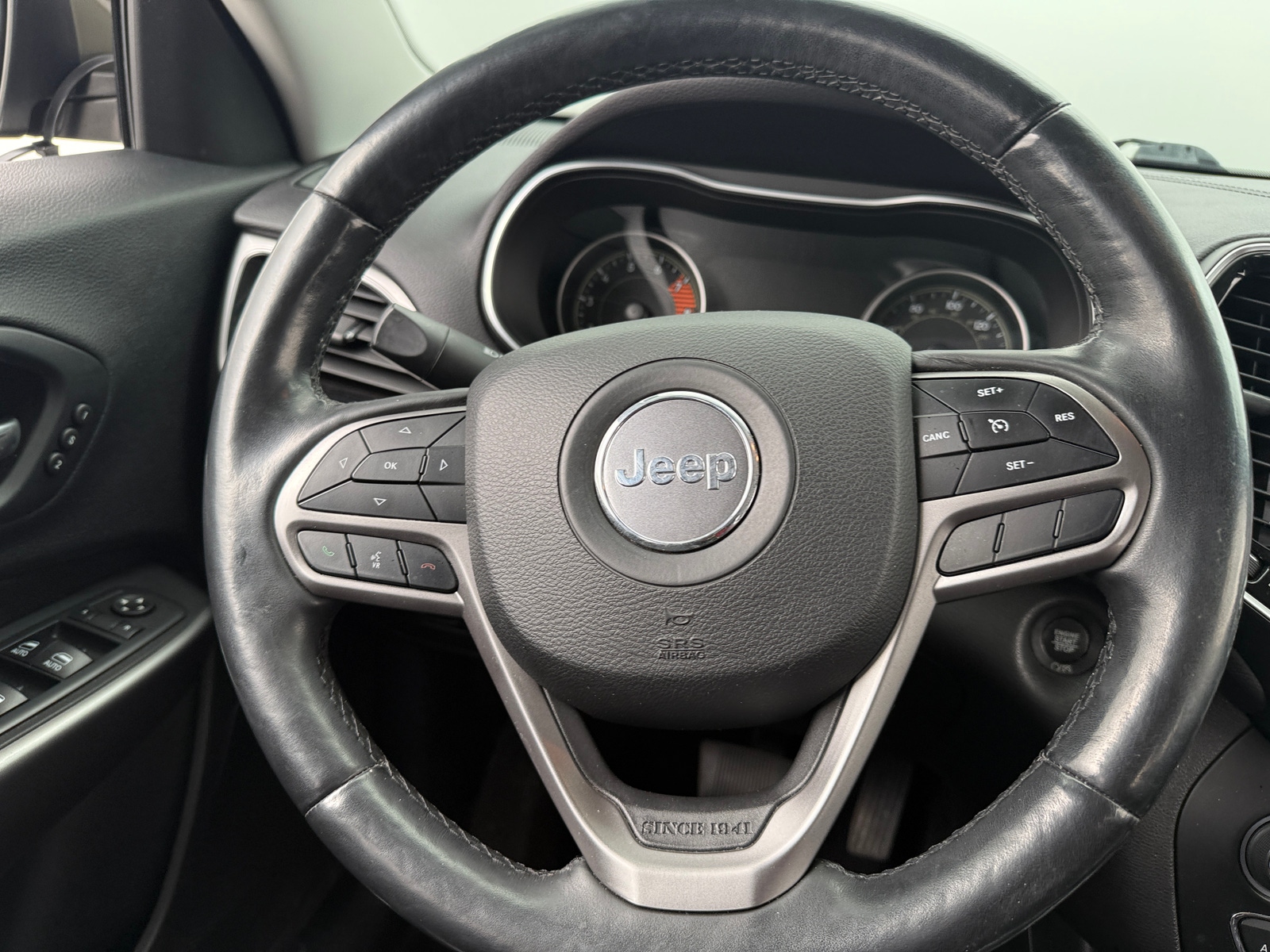 Thumbnail: 2019 Jeep Cherokee - 4