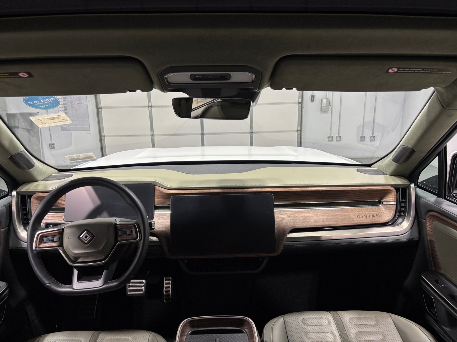 Thumbnail: 2024 Rivian R1S - 2