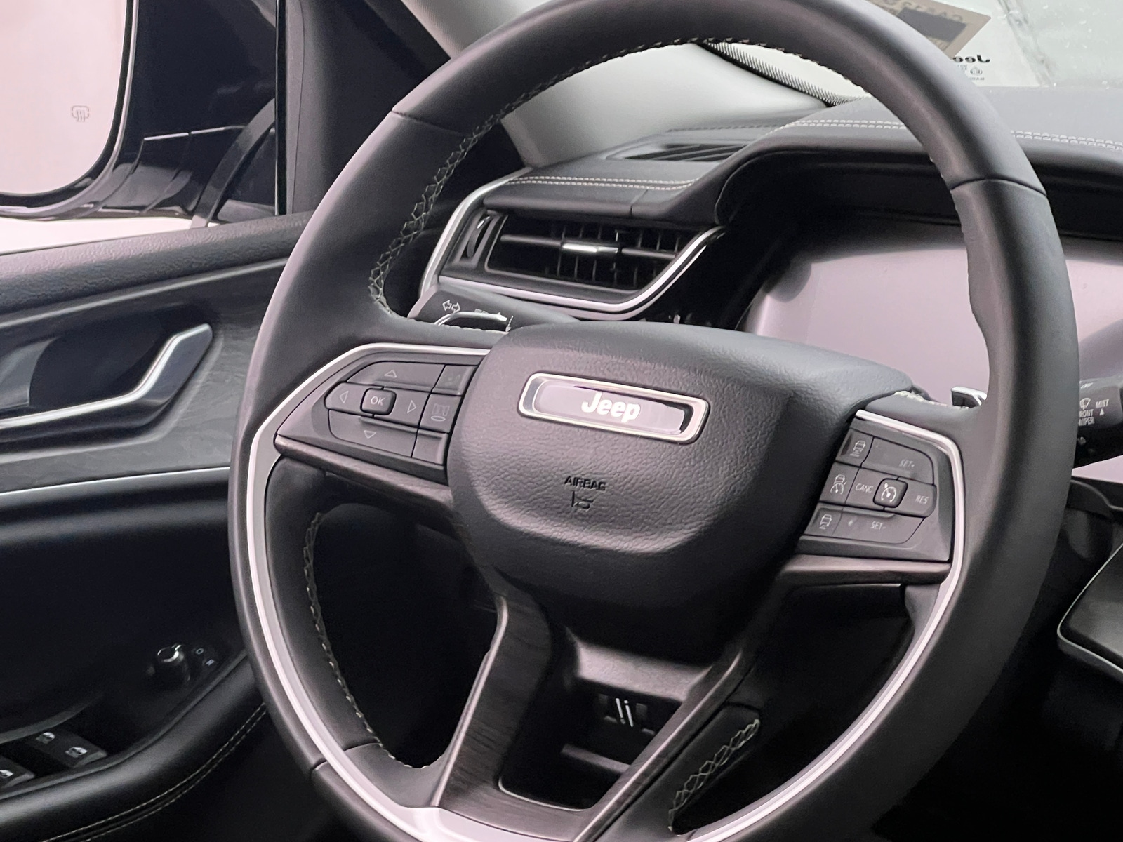 Thumbnail: 2022 Jeep Grand Cherokee - 4