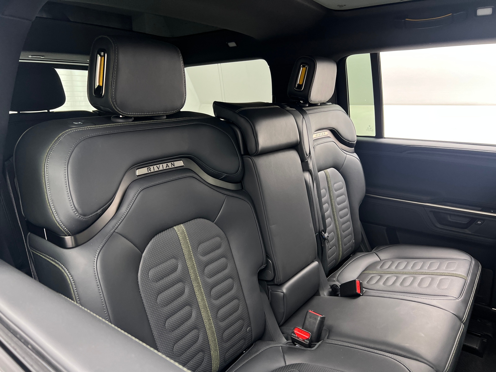 Thumbnail: 2026 Rivian R1S - 5