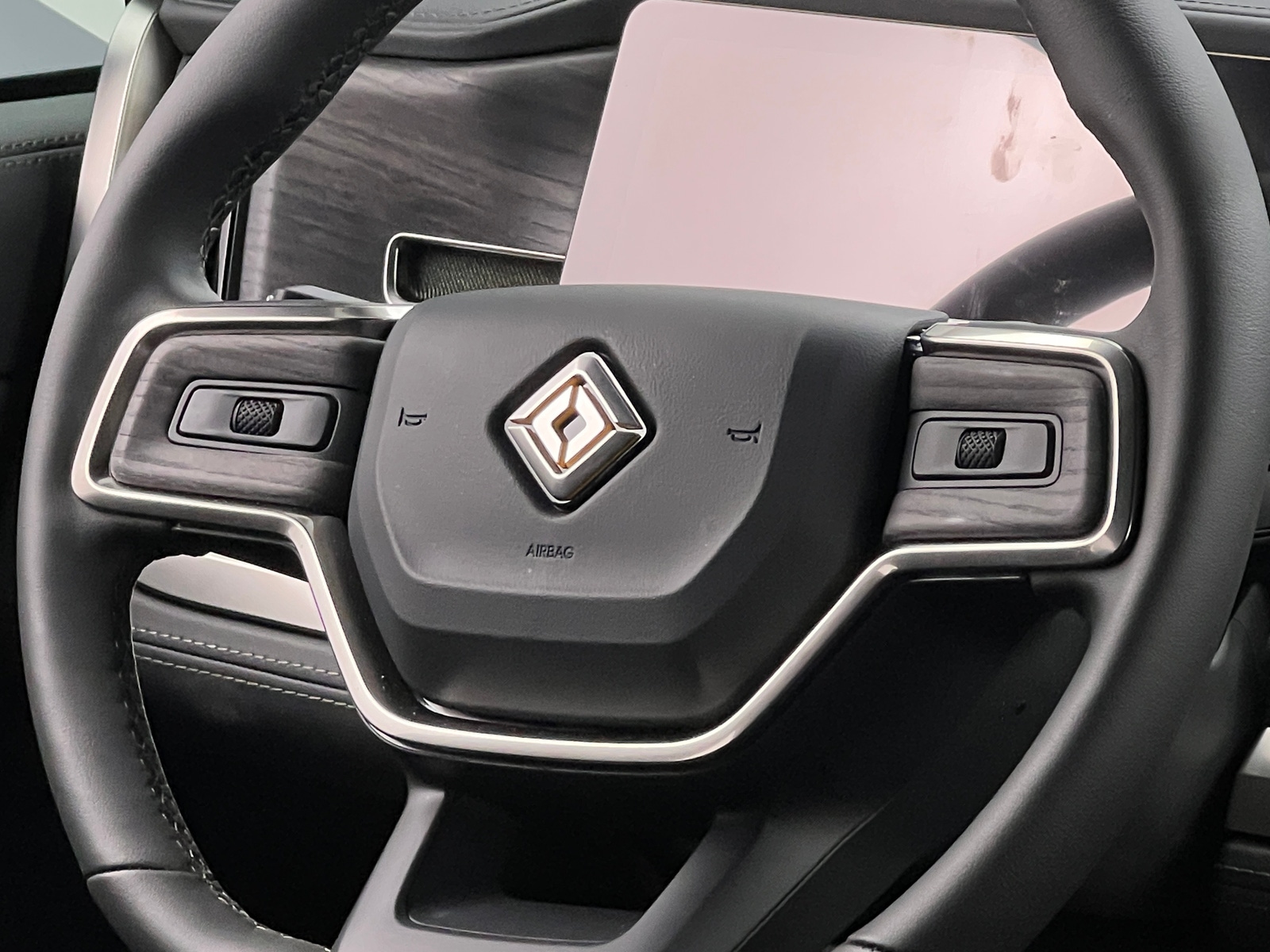 Thumbnail: 2026 Rivian R1S - 4