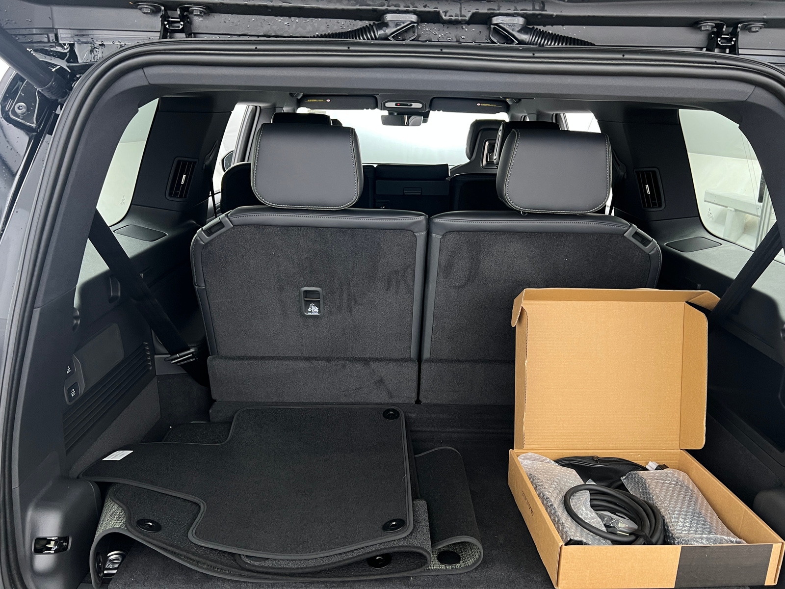 Thumbnail: 2026 Rivian R1S - 6