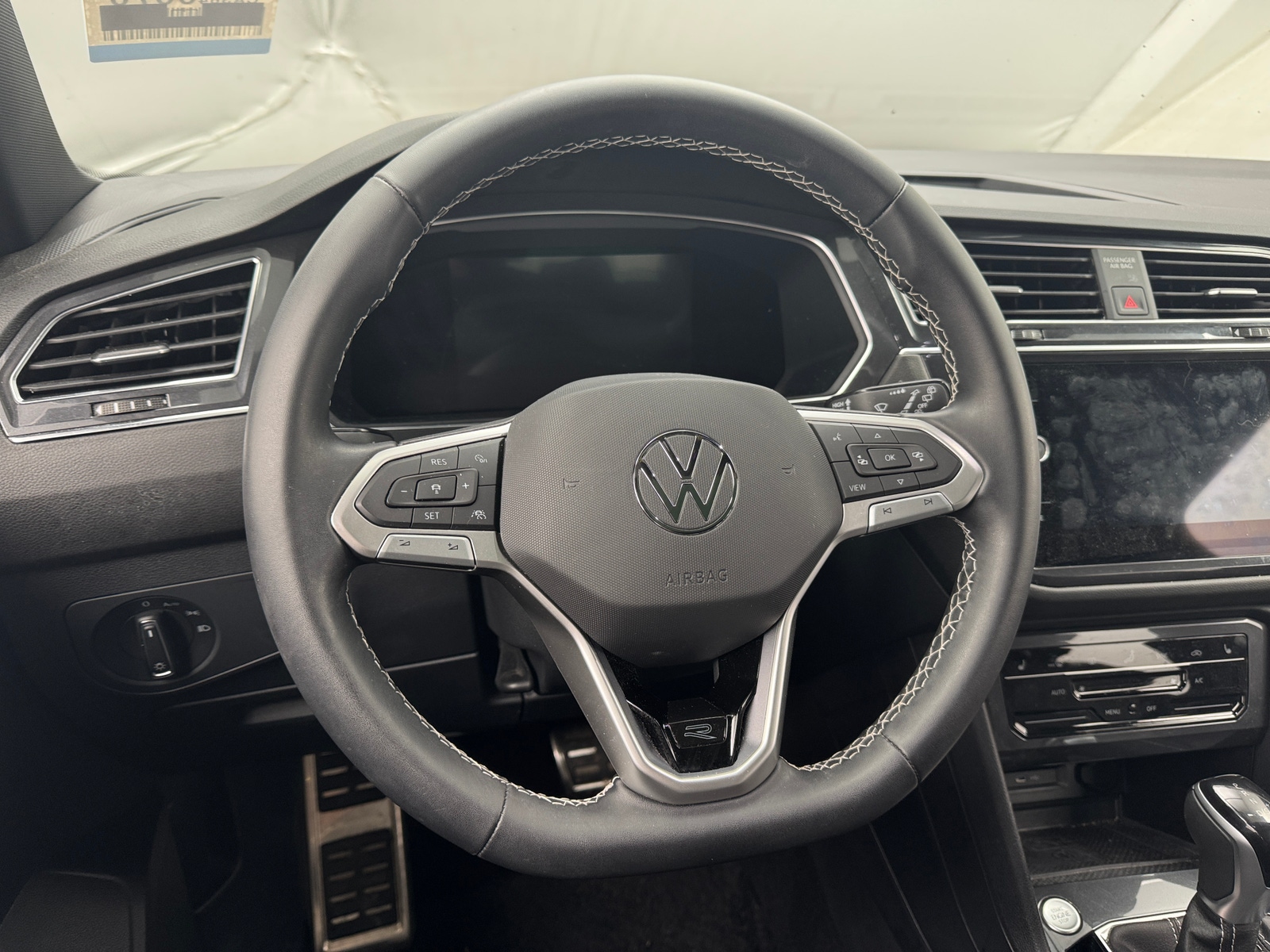 Thumbnail: 2023 Volkswagen Tiguan - 4