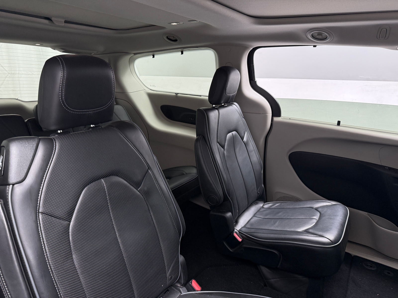 Thumbnail: 2018 Chrysler Pacifica - 5