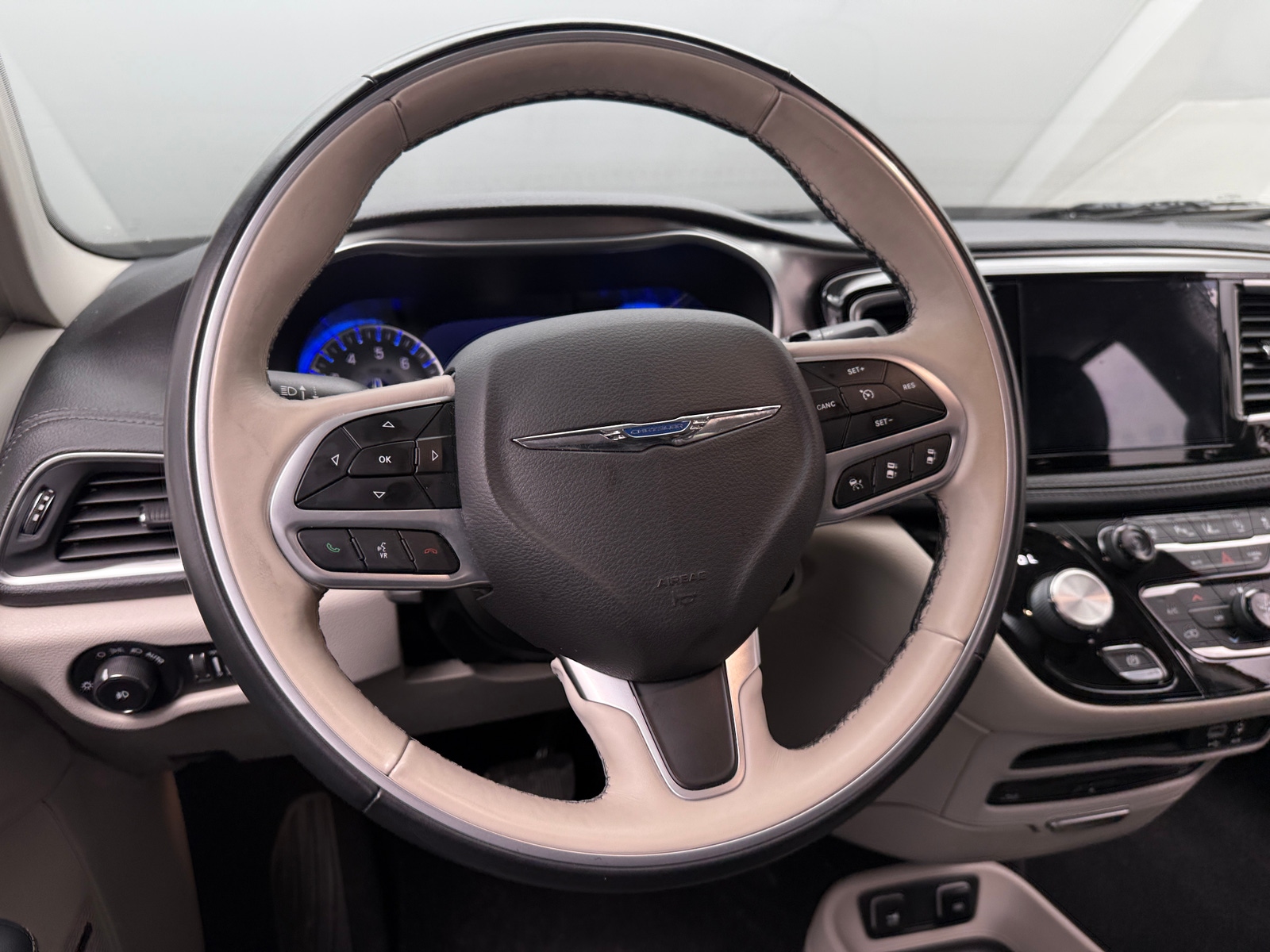 Thumbnail: 2018 Chrysler Pacifica - 4