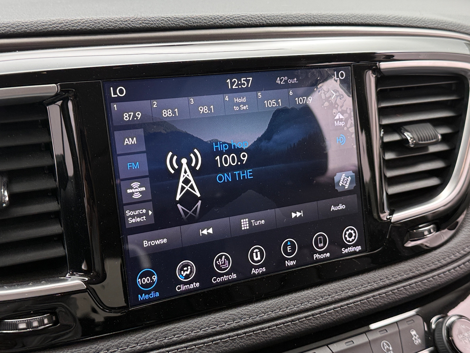 Thumbnail: 2018 Chrysler Pacifica - 3