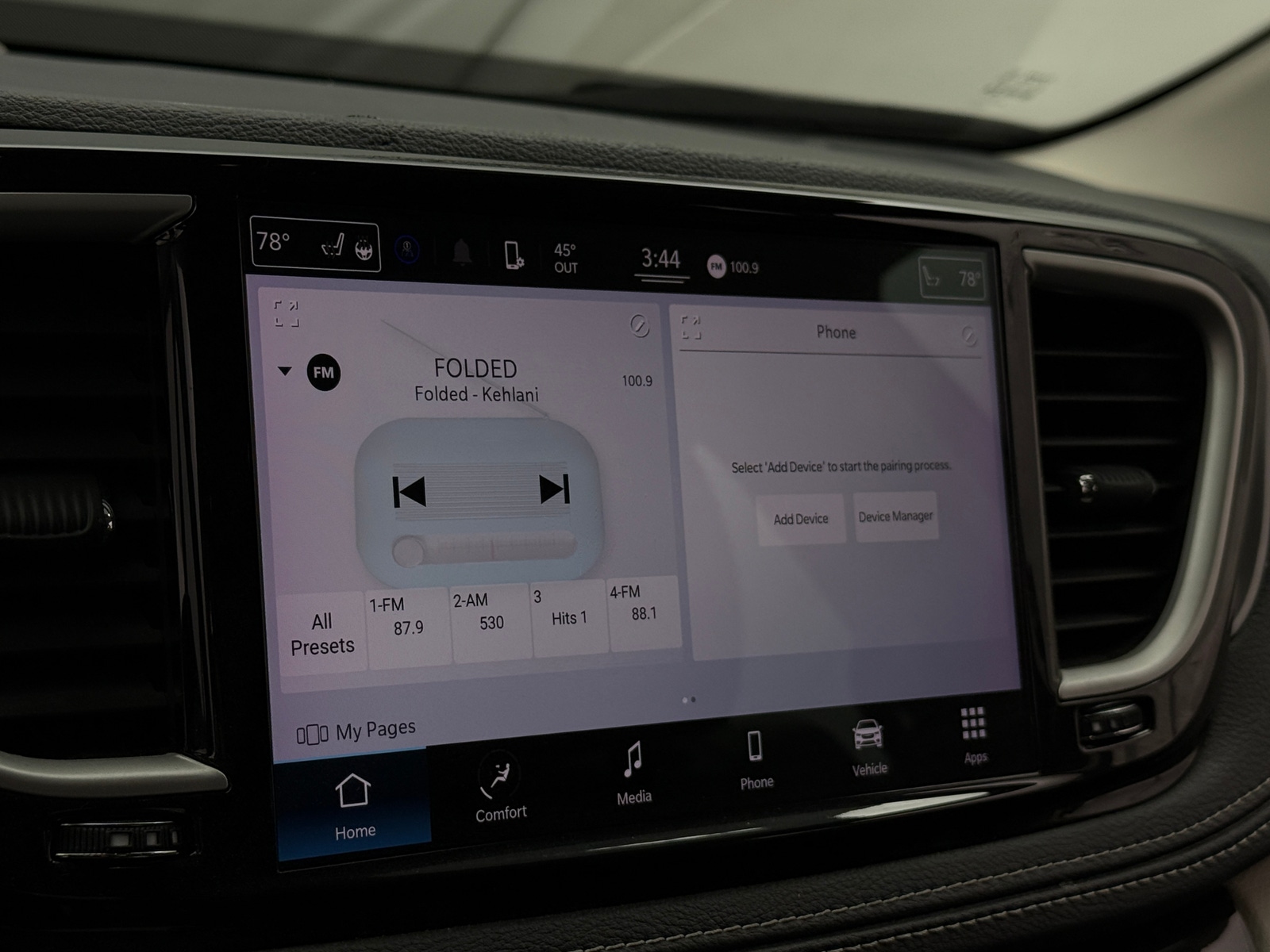 Thumbnail: 2022 Chrysler Pacifica - 3