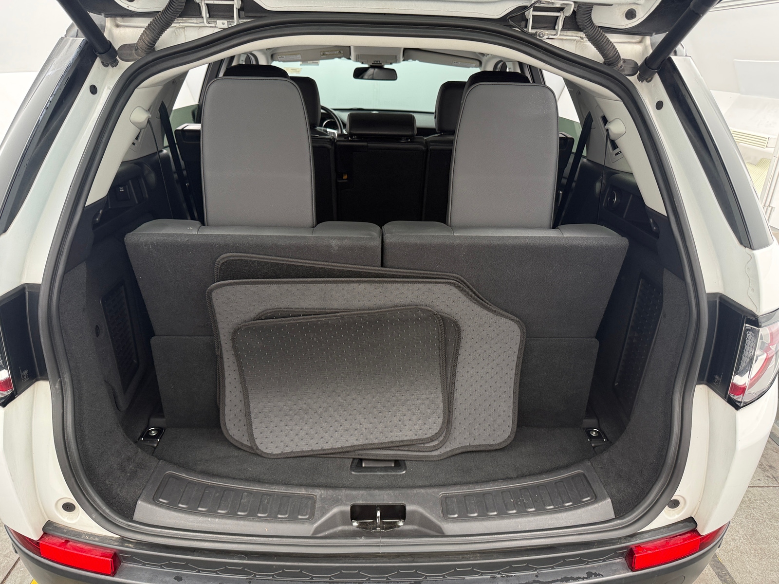 Thumbnail: 2017 Land Rover Discovery Sport - 6