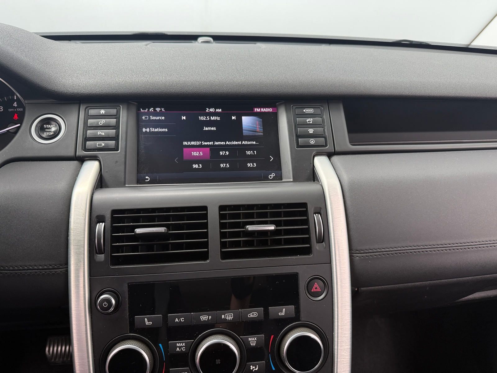 Thumbnail: 2017 Land Rover Discovery Sport - 3