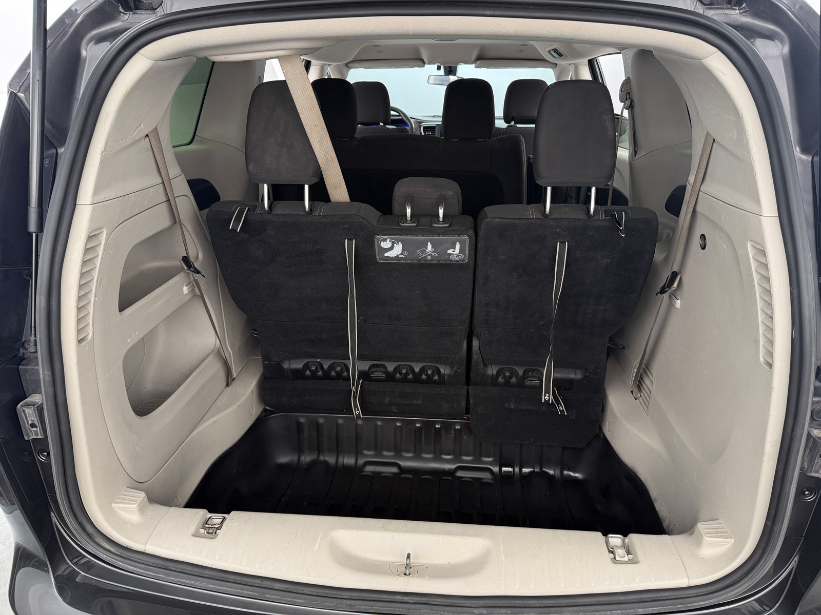 Thumbnail: 2020 Chrysler Voyager - 7