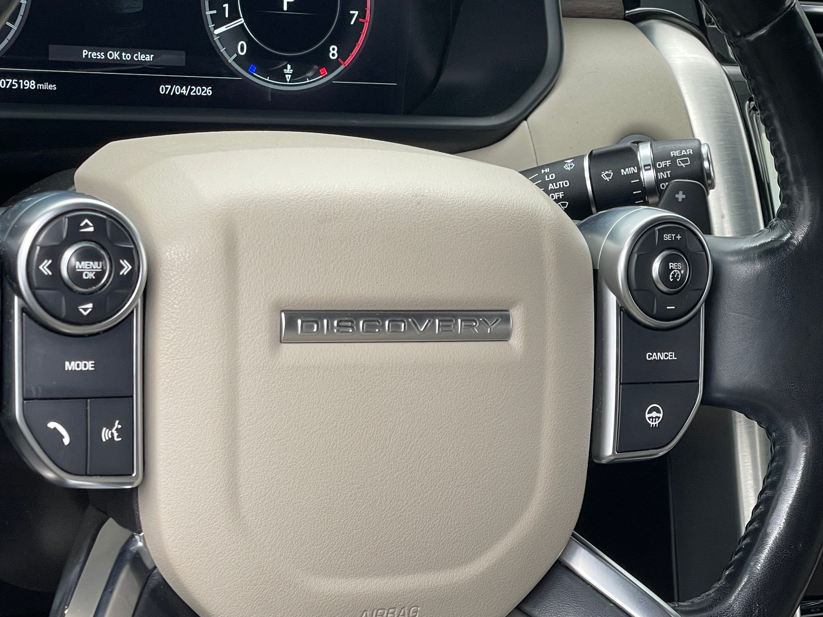 Thumbnail: 2018 Land Rover Discovery - 4