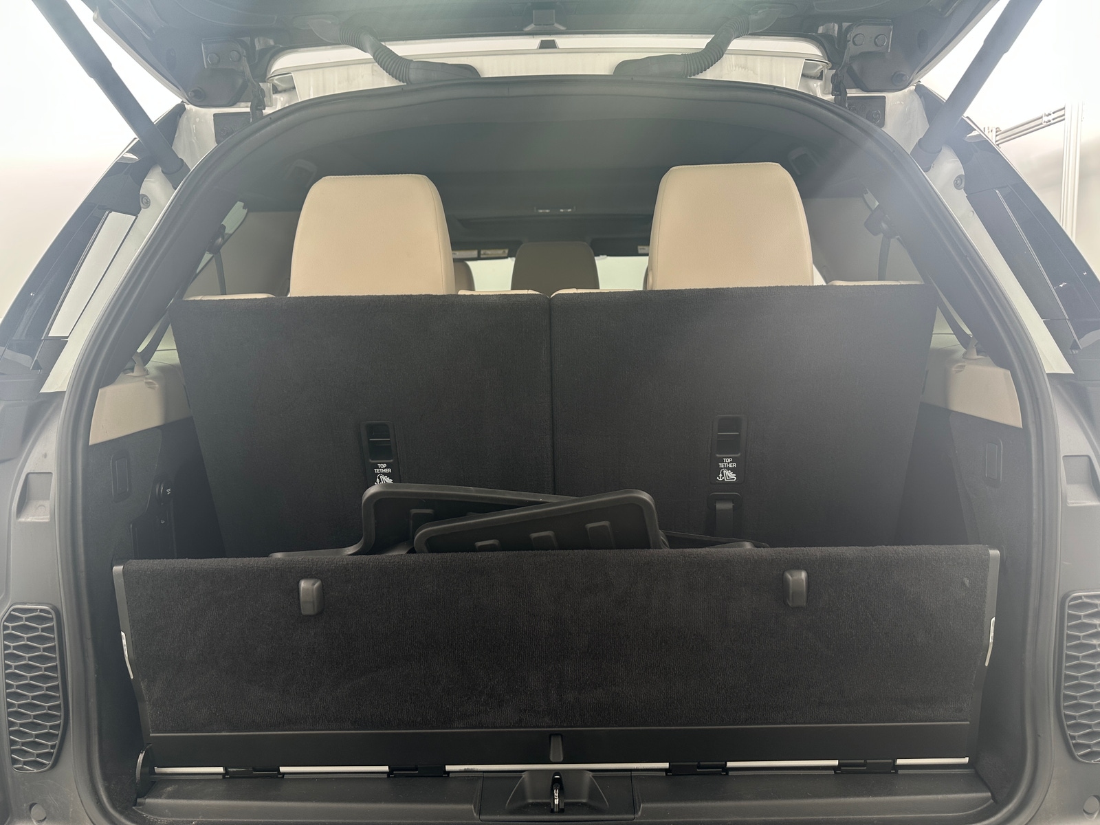 Thumbnail: 2018 Land Rover Discovery - 6