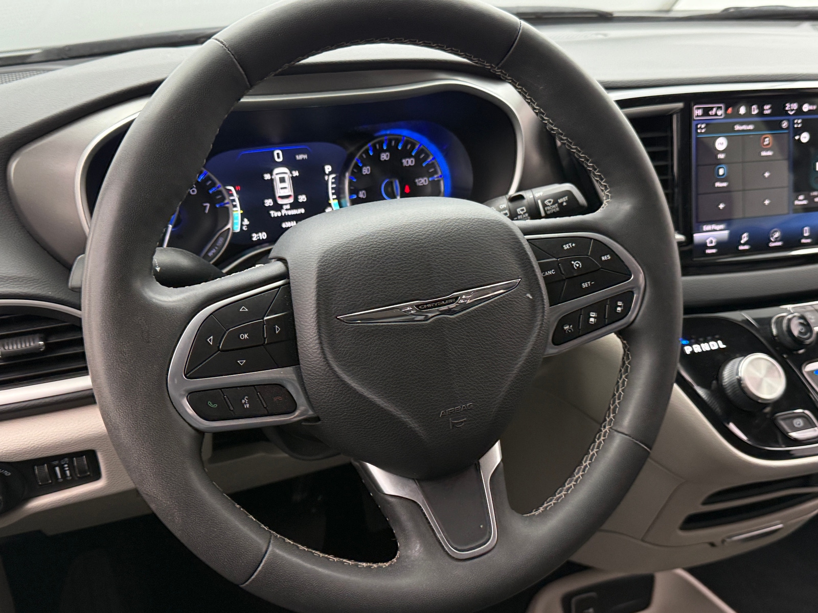 Thumbnail: 2023 Chrysler Pacifica - 4