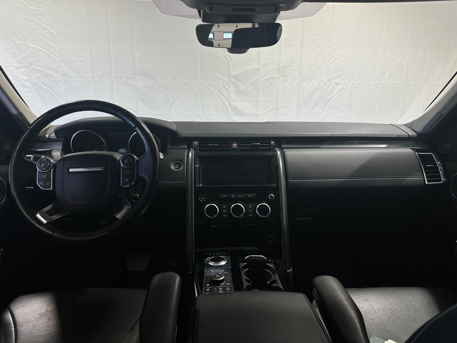 Thumbnail: 2017 Land Rover Discovery - 2