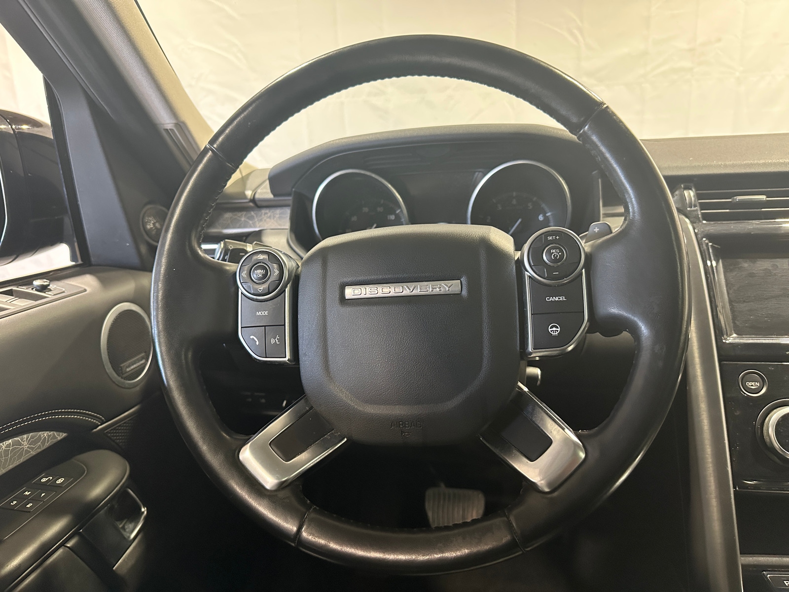 Thumbnail: 2017 Land Rover Discovery - 4