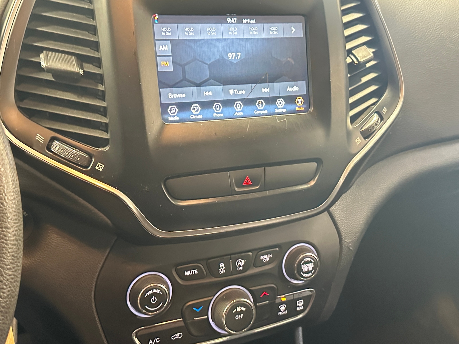 Thumbnail: 2019 Jeep Cherokee - 4