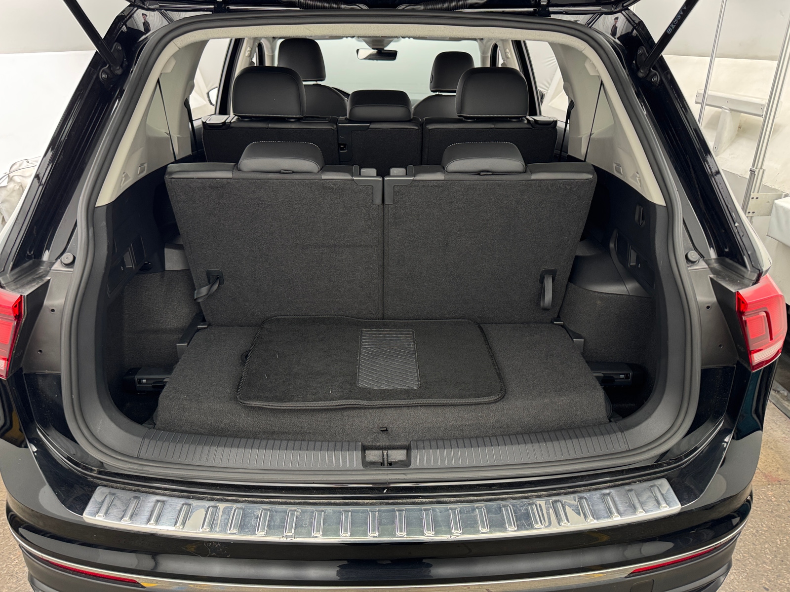 Thumbnail: 2023 Volkswagen Tiguan - 6