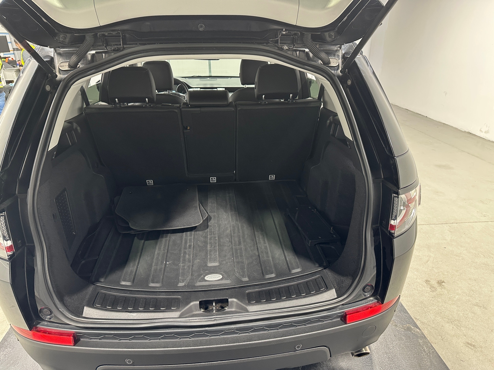 Thumbnail: 2017 Land Rover Discovery Sport - 6