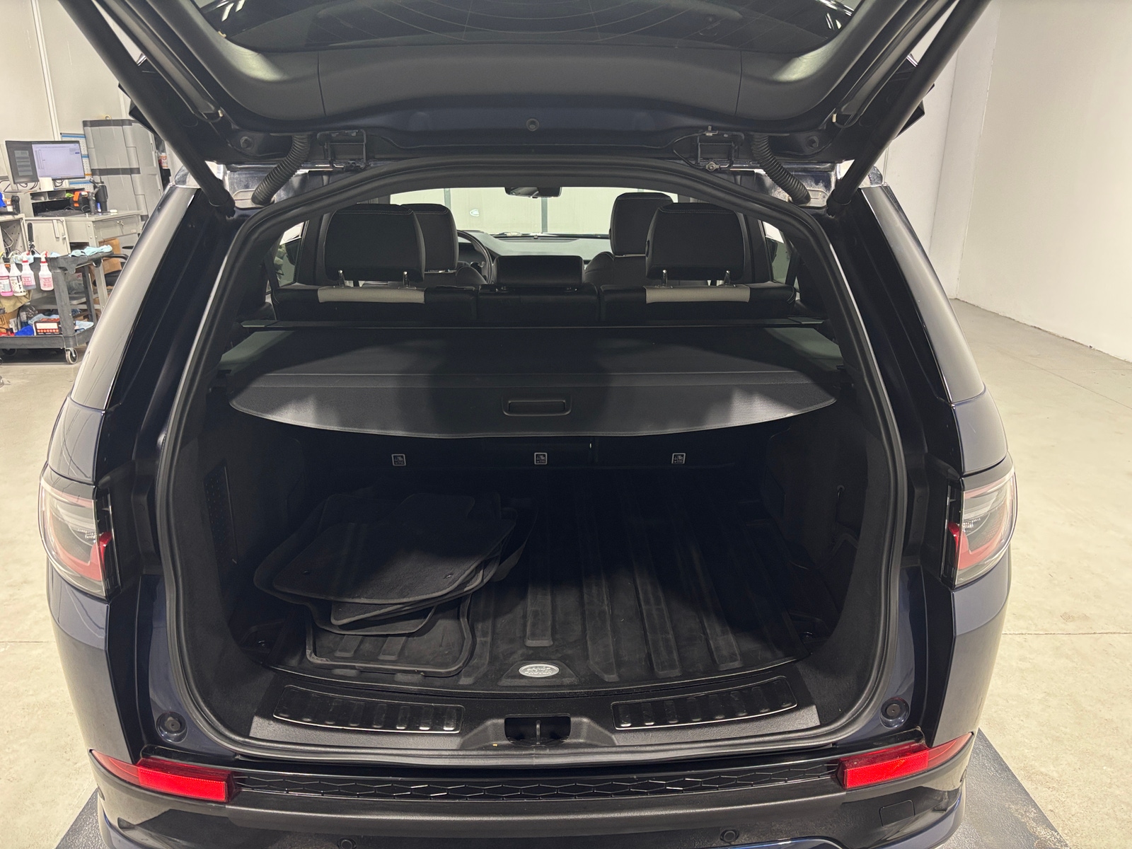 Thumbnail: 2020 Land Rover Discovery Sport - 6