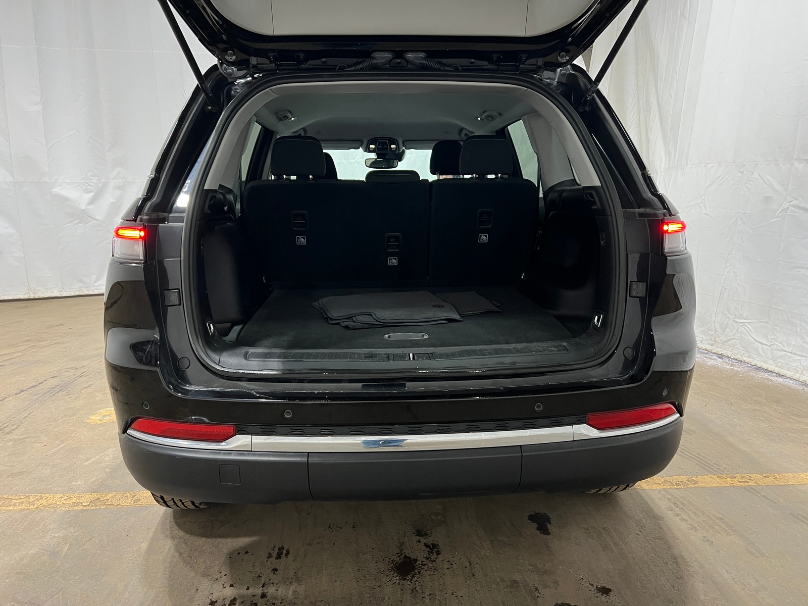 Thumbnail: 2023 Jeep Grand Cherokee - 7