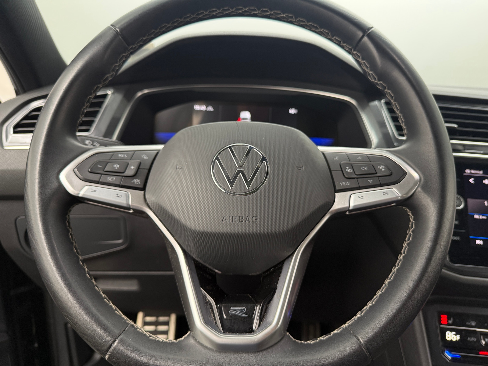 Thumbnail: 2023 Volkswagen Tiguan - 4