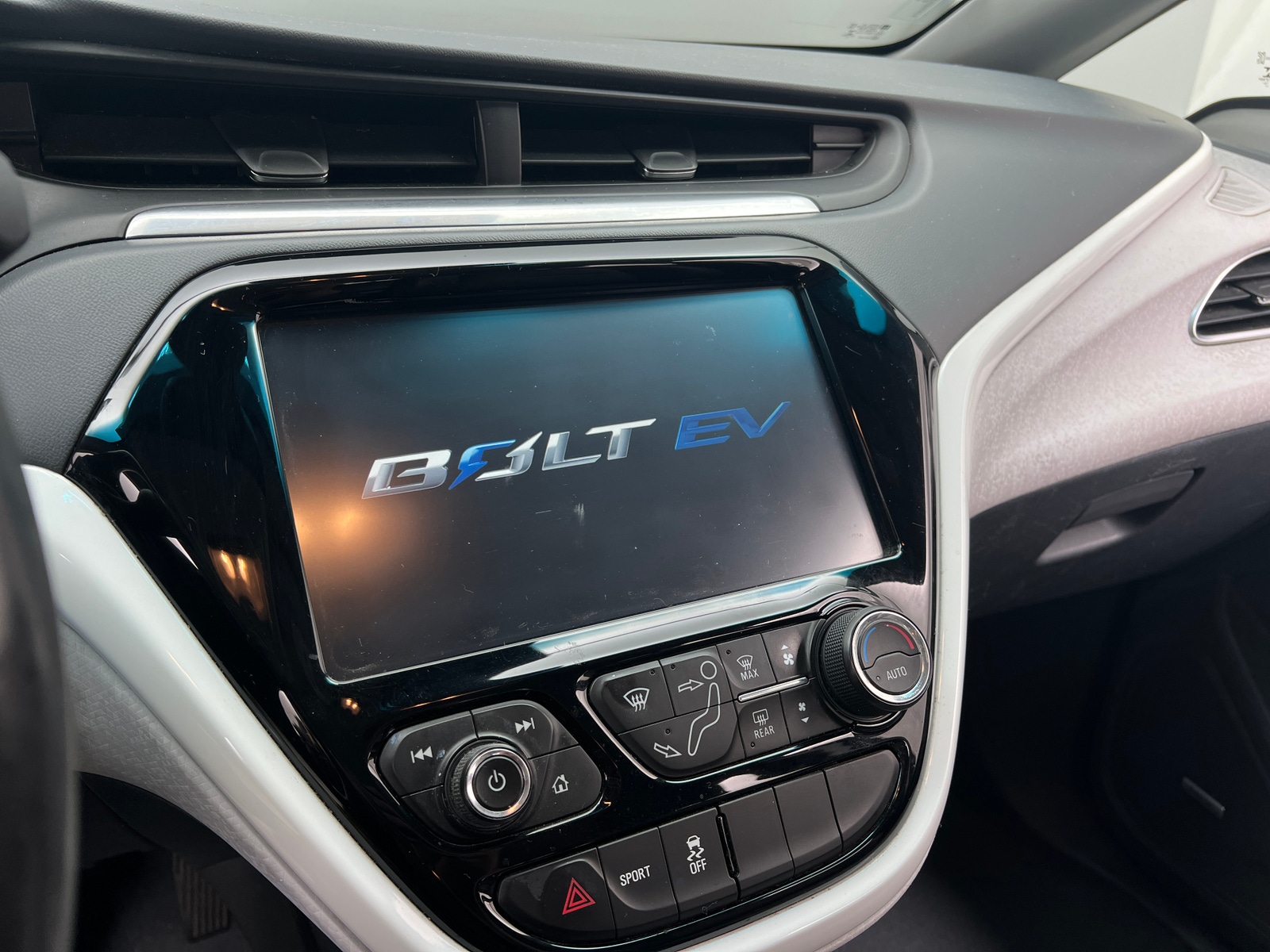 Thumbnail: 2017 Chevrolet Bolt EV - 3