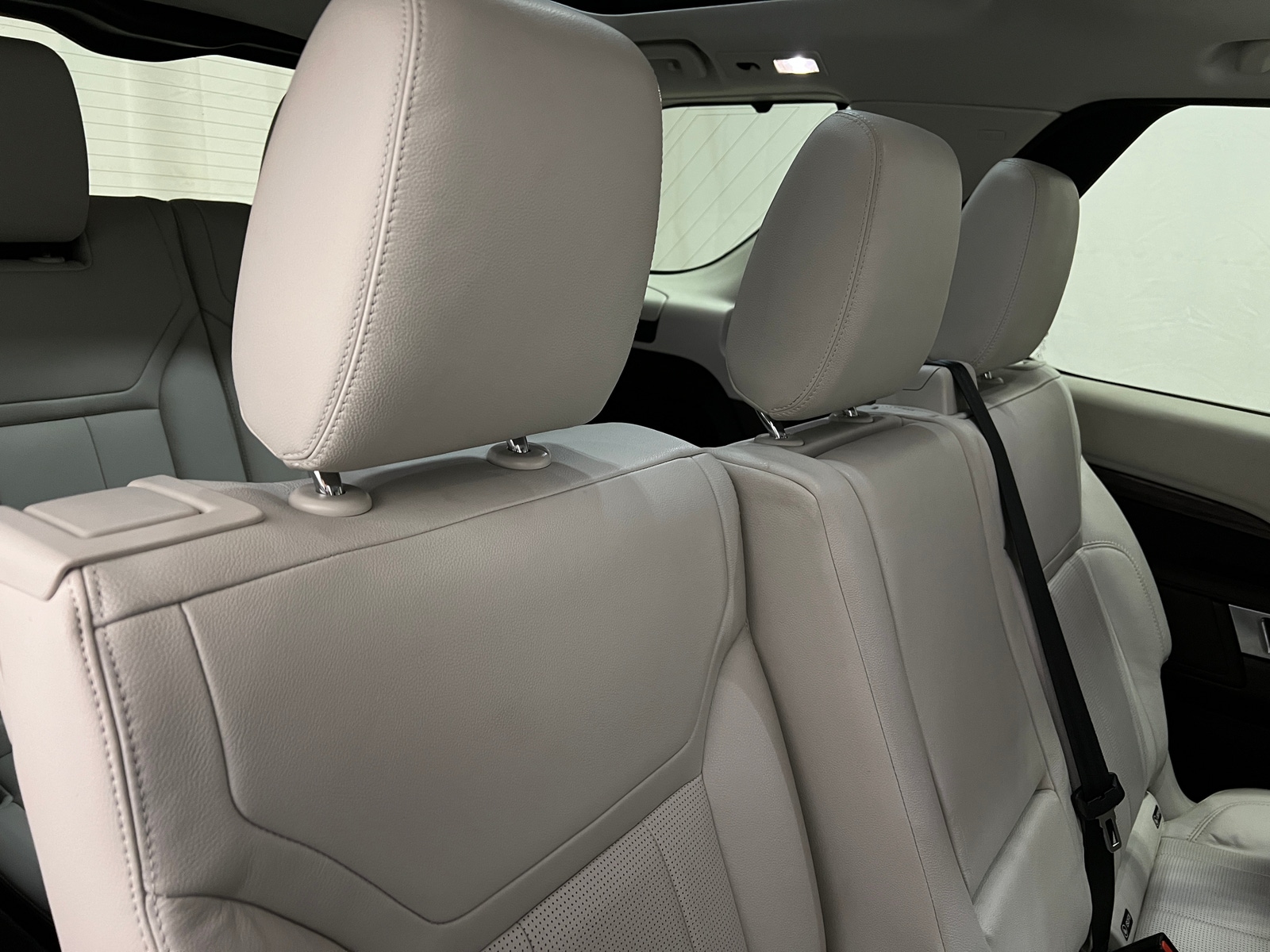 Thumbnail: 2018 Land Rover Discovery - 5