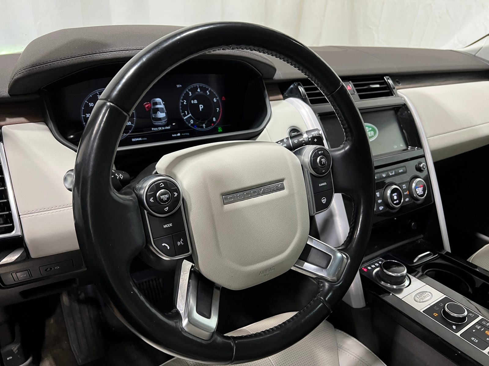 Thumbnail: 2018 Land Rover Discovery - 4