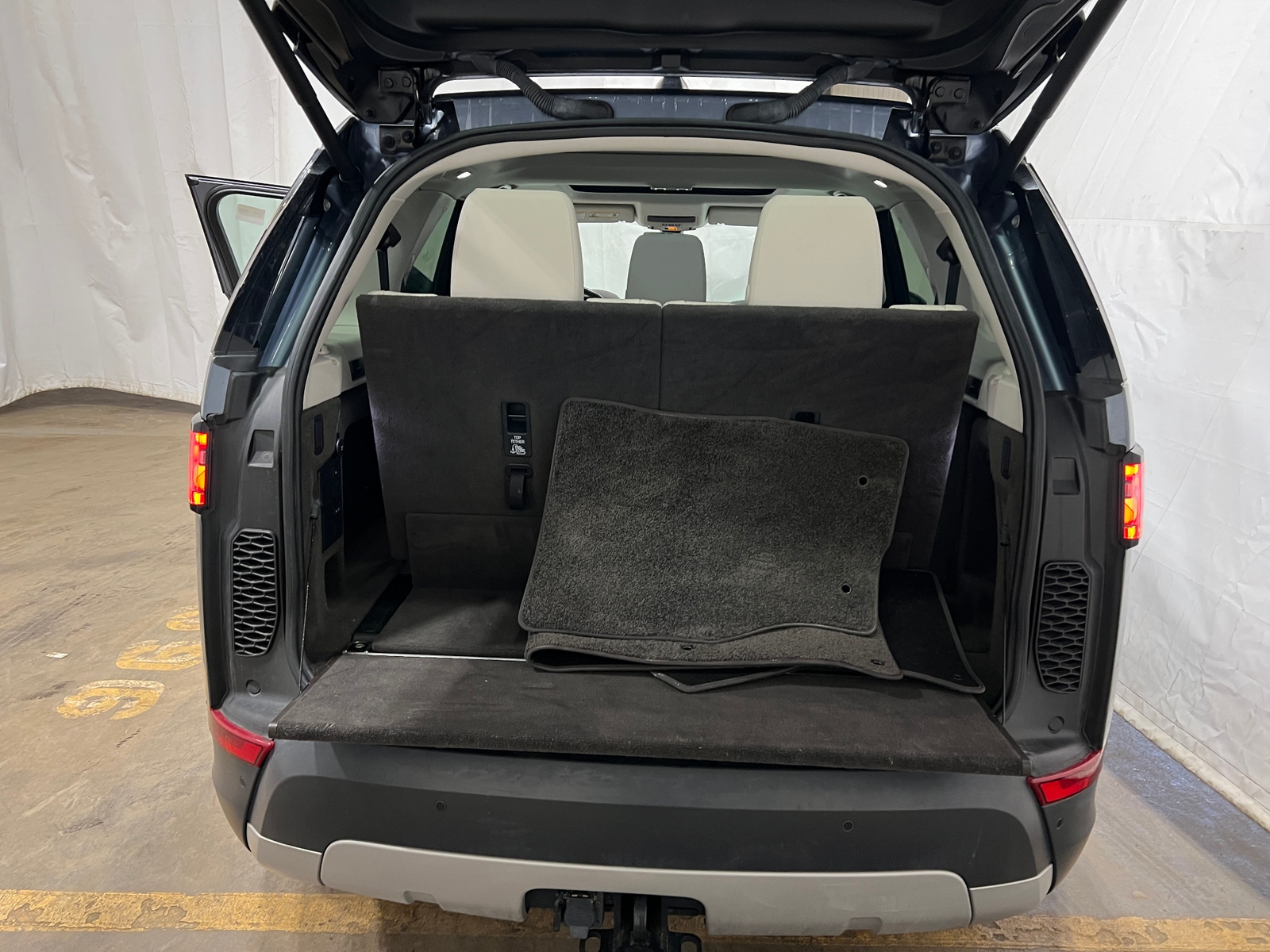 Thumbnail: 2018 Land Rover Discovery - 6