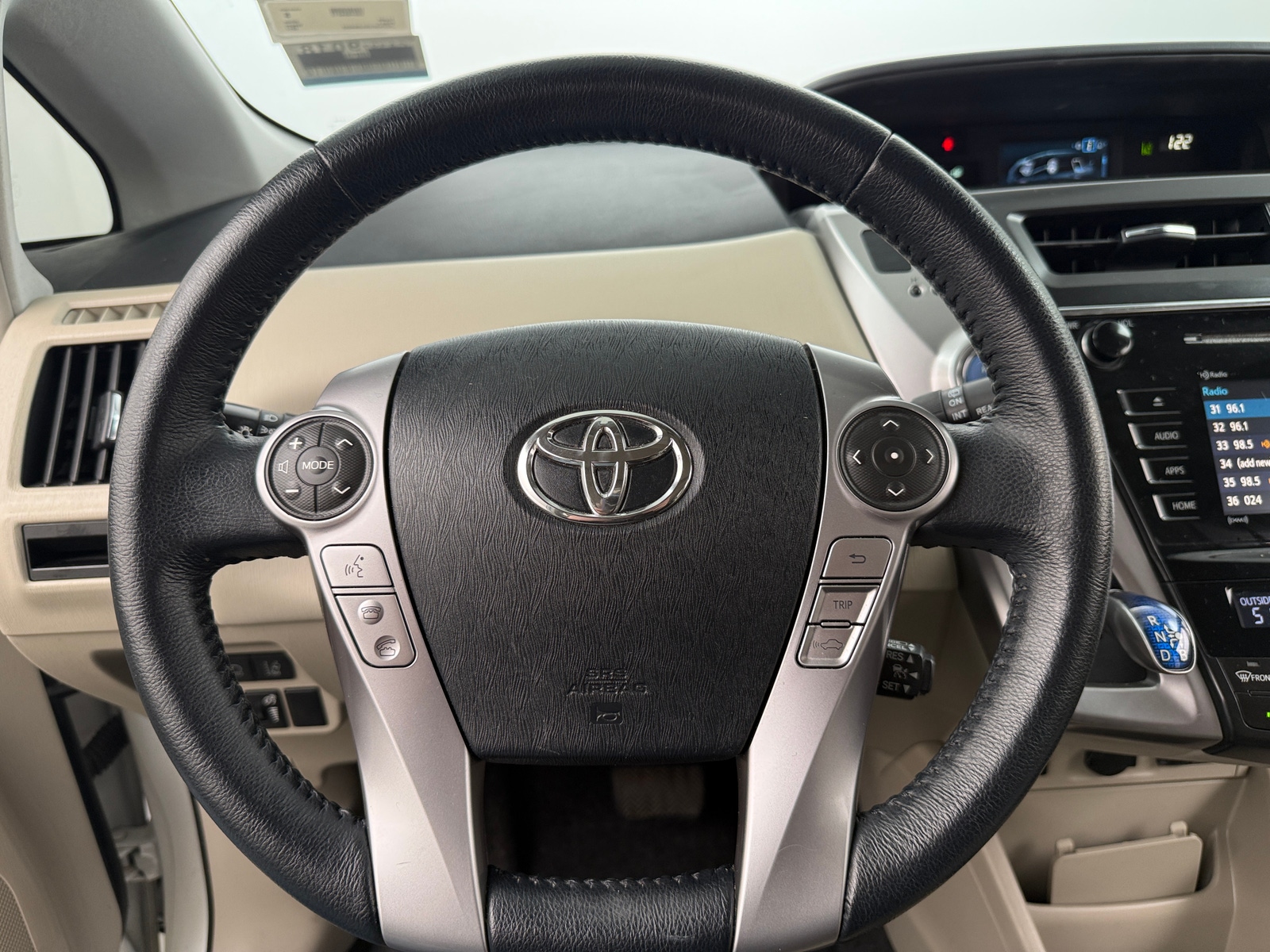 Thumbnail: 2017 Toyota Prius v - 5