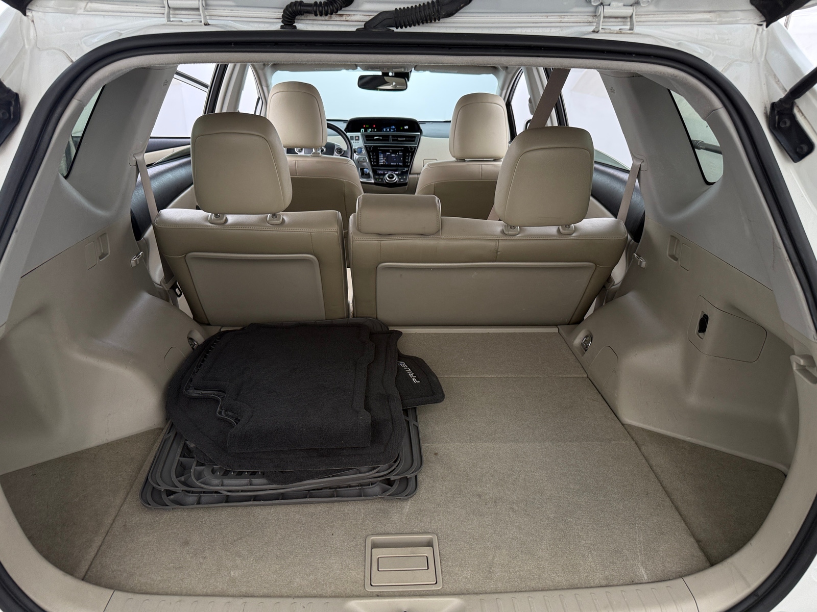 Thumbnail: 2017 Toyota Prius v - 7