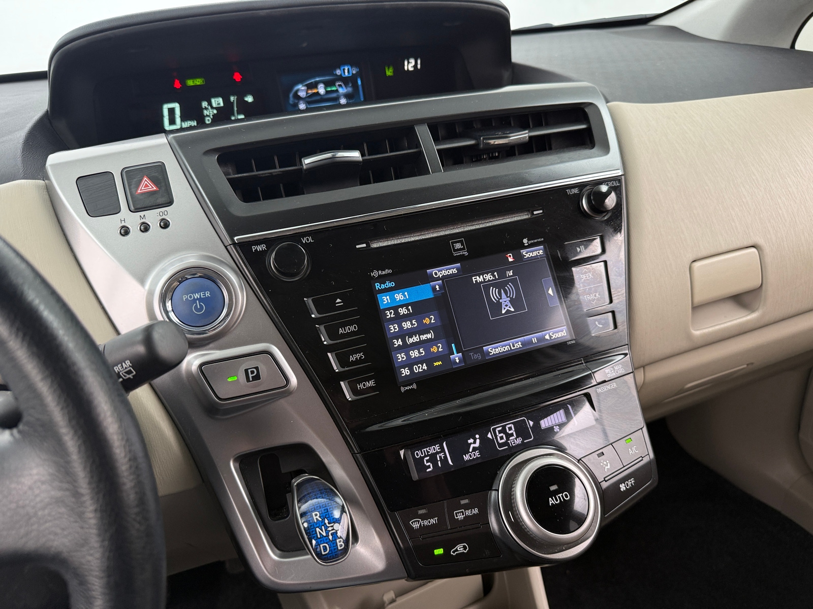 Thumbnail: 2017 Toyota Prius v - 4