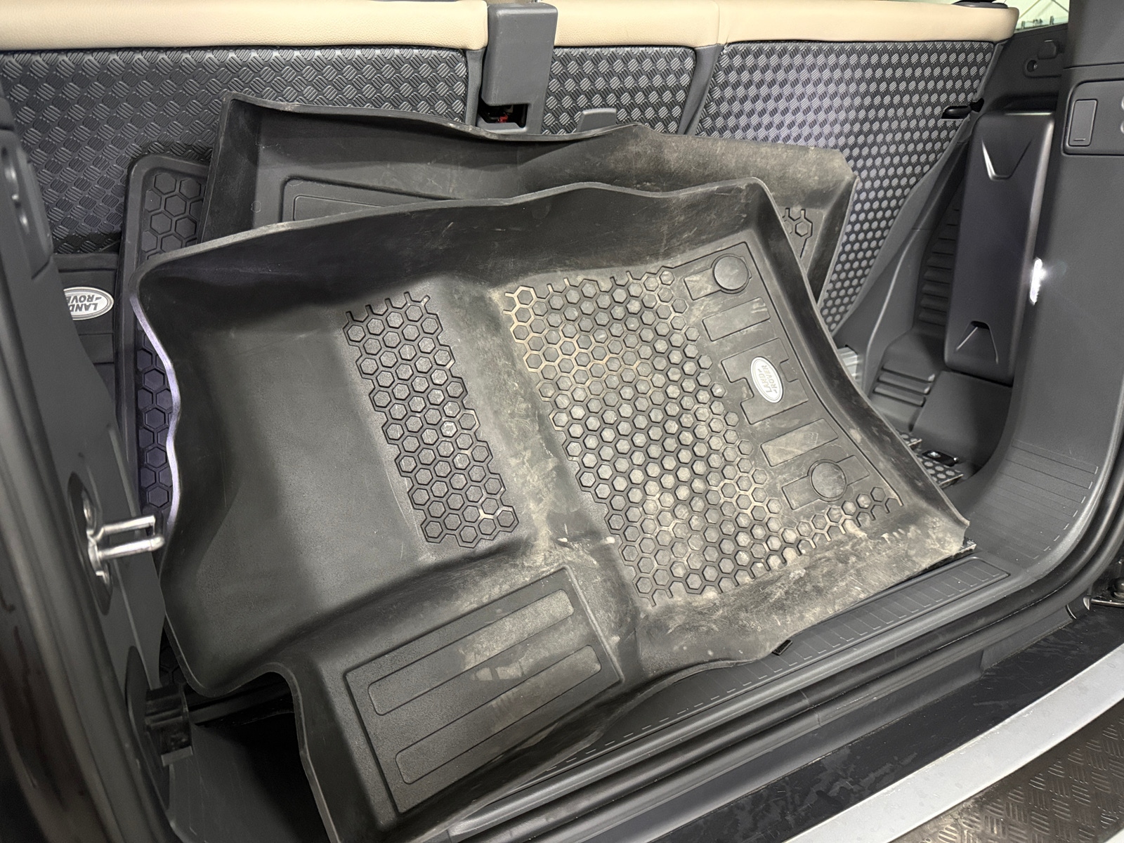 Thumbnail: 2022 Land Rover Defender - 6