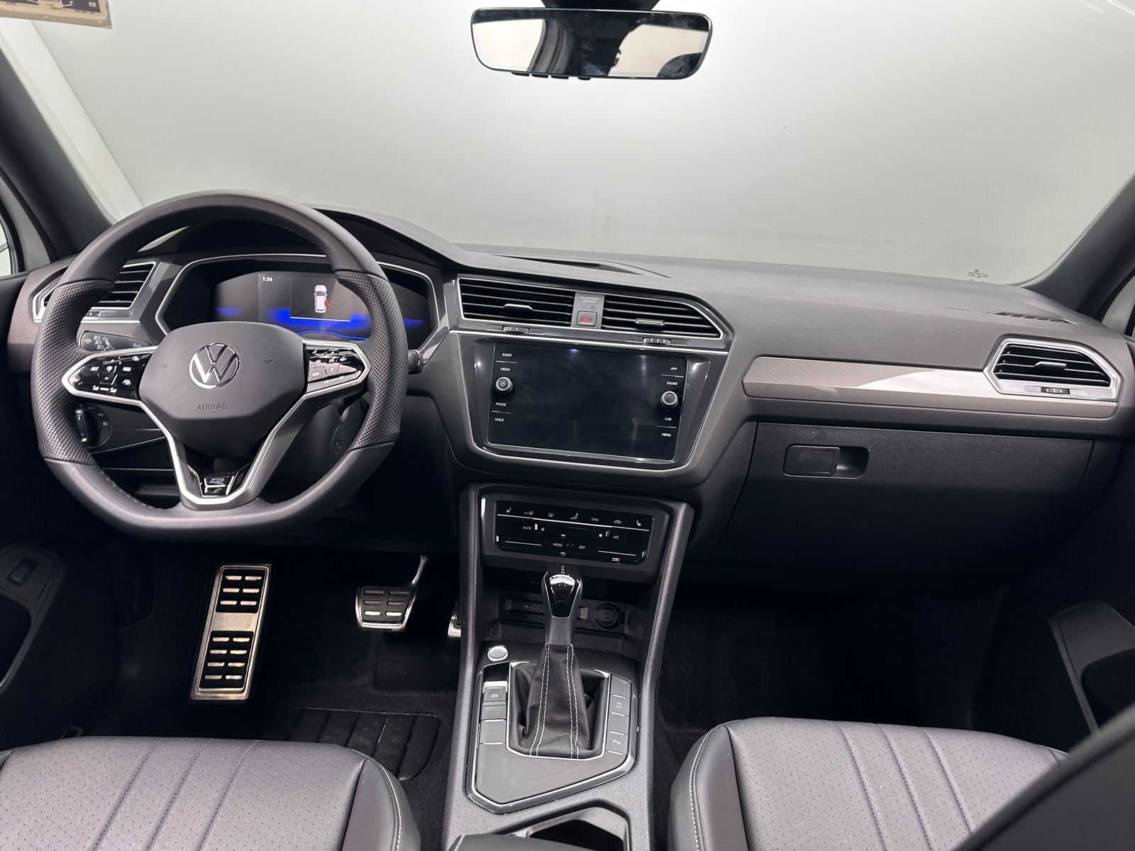 Thumbnail: 2024 Volkswagen Tiguan - 3